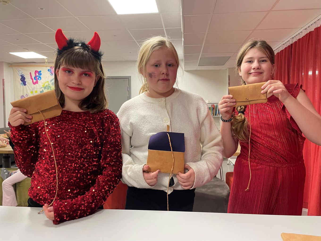 Foto: Anette Døvre En gruppe personr som holder egensydd reinskinnveske