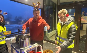 en gruppe mennesker som står rundt et bord med mat på