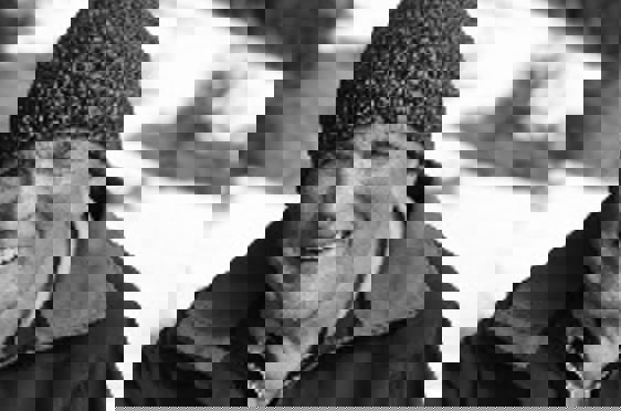 en person med hatt og smilende til kameraet