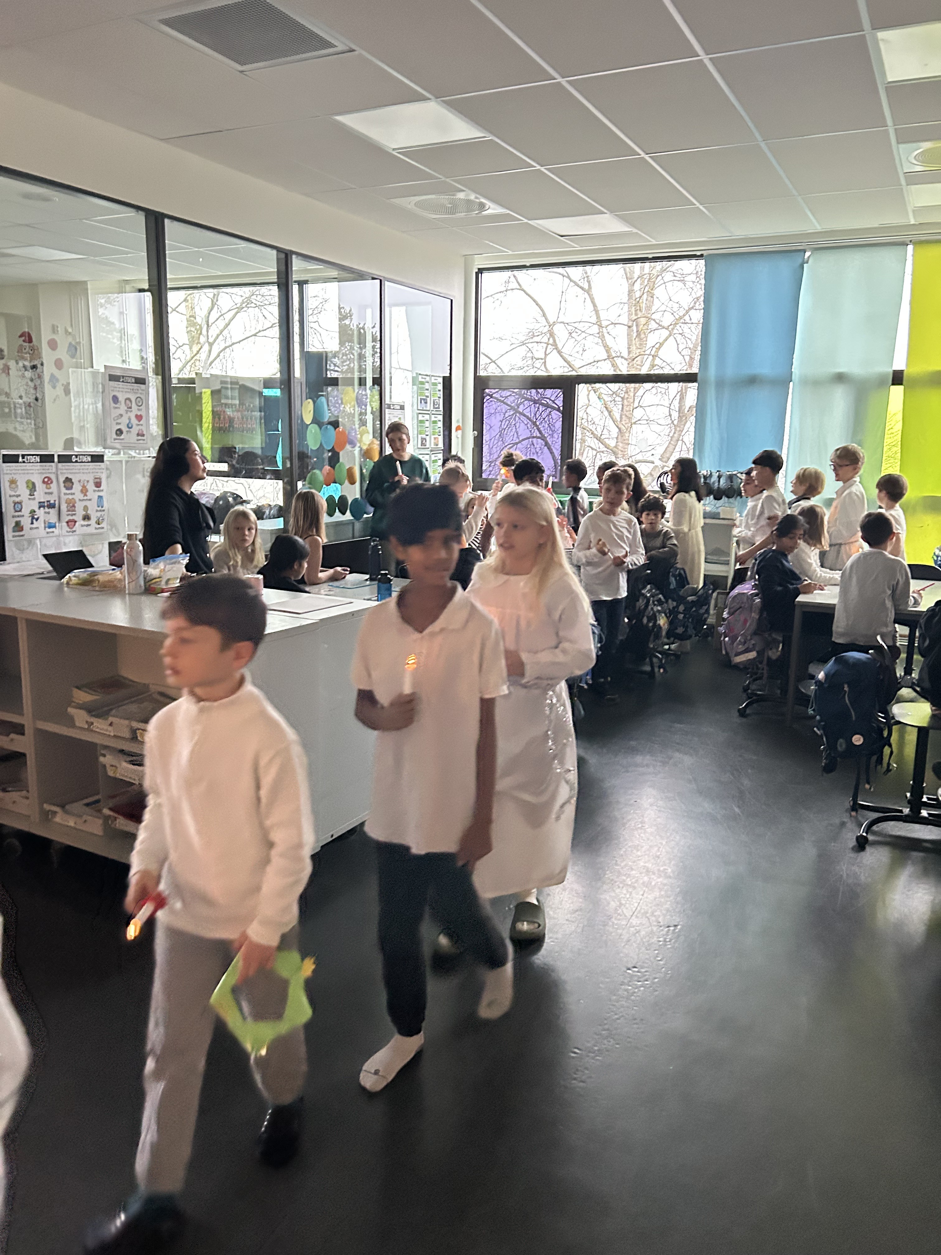 en gruppe mennesker som danser i et rom med folk som sitter i stoler