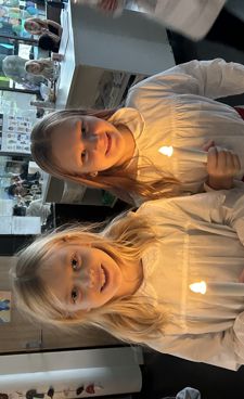 Et par barnr som holder lys