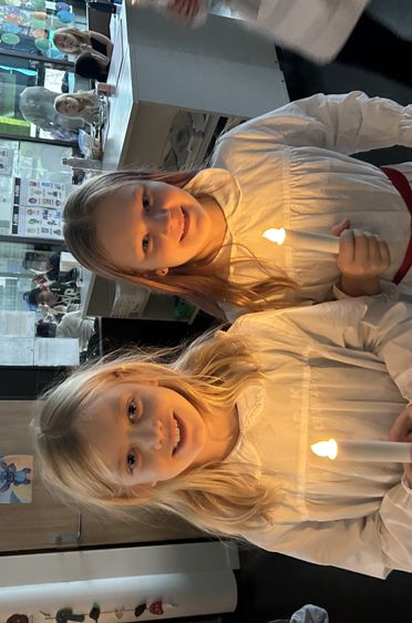 Et par barnr som holder lys