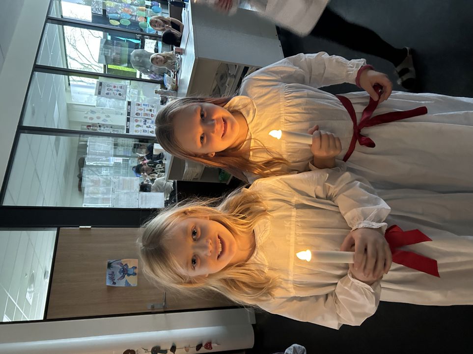 Et par barnr som holder lys