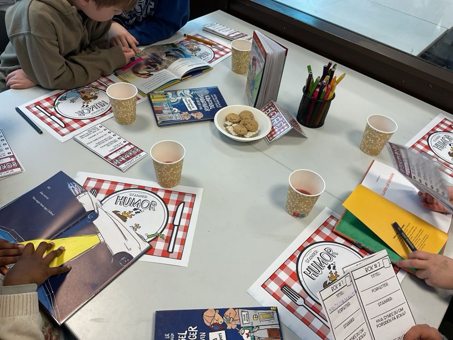 et bord med bøker og kaffe