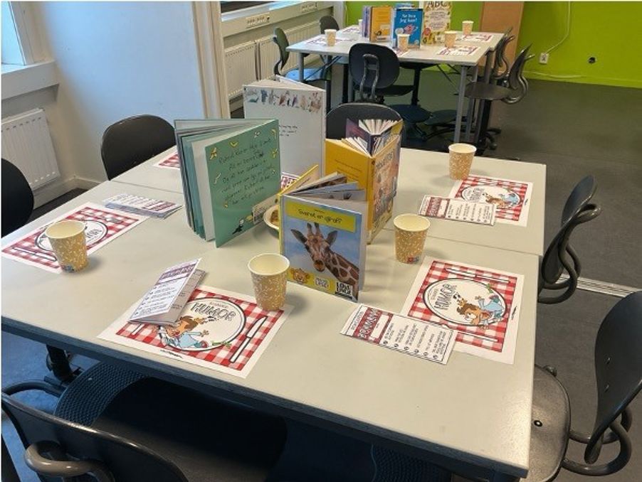 et bord med noen bøker og noen kopper på