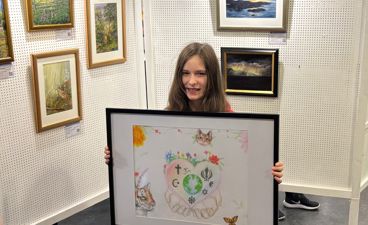 et barn som holder et innrammet bilde