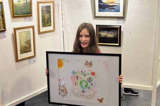 et barn som holder et innrammet bilde