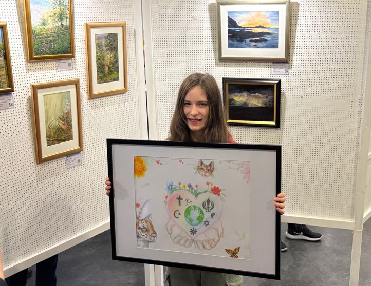 et barn som holder et innrammet bilde