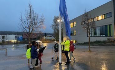 en gruppe mennesker som går i regnet med paraplyer