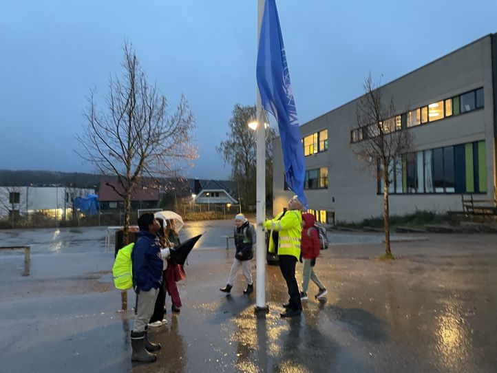 en gruppe mennesker som går i regnet med paraplyer en gruppe mennesker som går i regnet med paraplyer