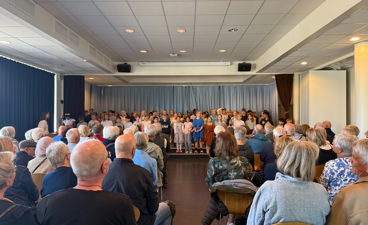 en gruppe personer i et rom