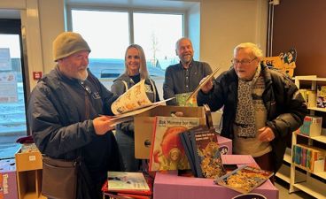 en gruppe mennesker som holder esker