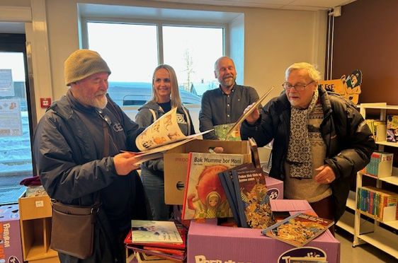 en gruppe mennesker som holder esker