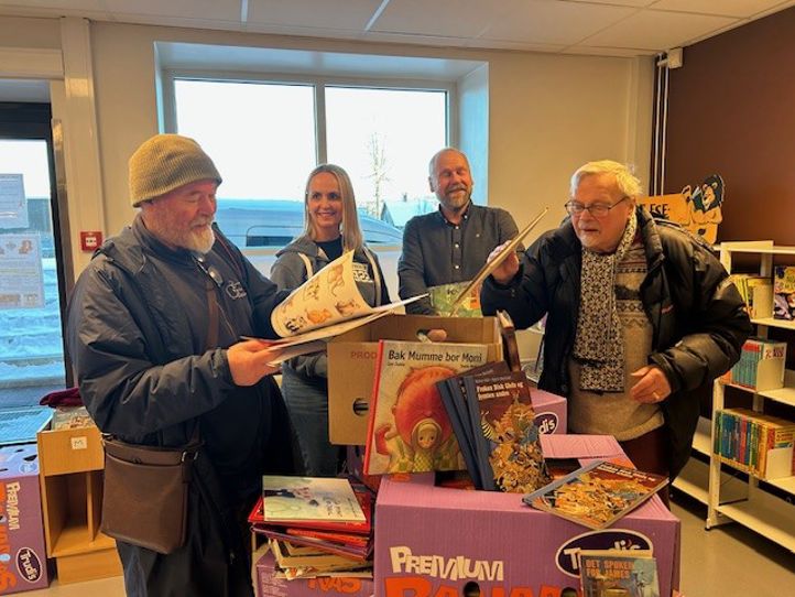 en gruppe mennesker som holder esker