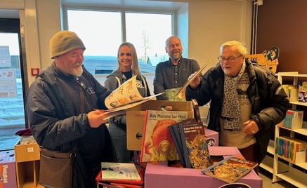 en gruppe mennesker som holder esker en gruppe mennesker som holder esker