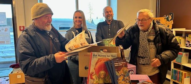 en gruppe mennesker som holder esker en gruppe mennesker som holder esker