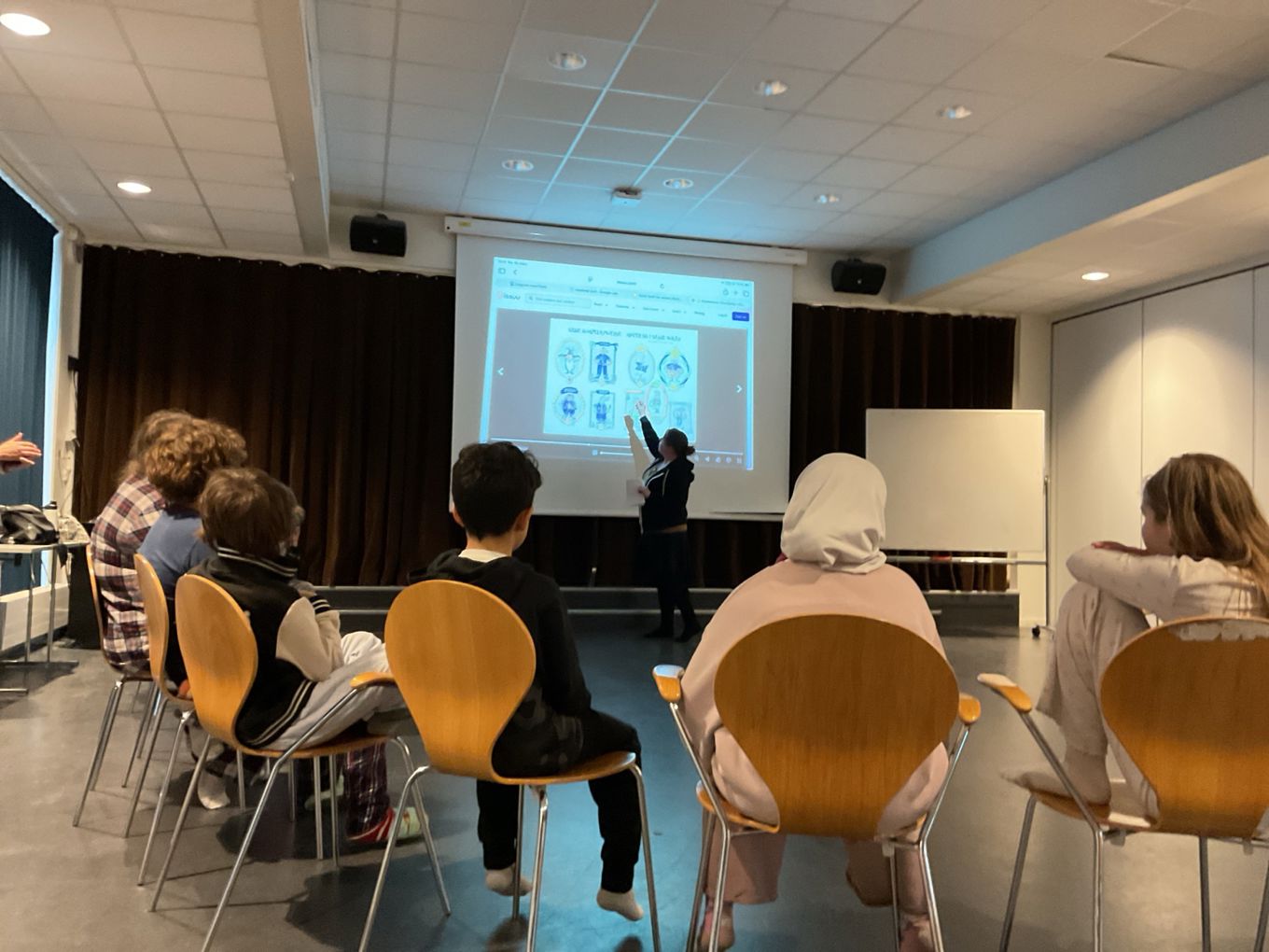 en person som holder en presentasjon for en gruppe mennesker