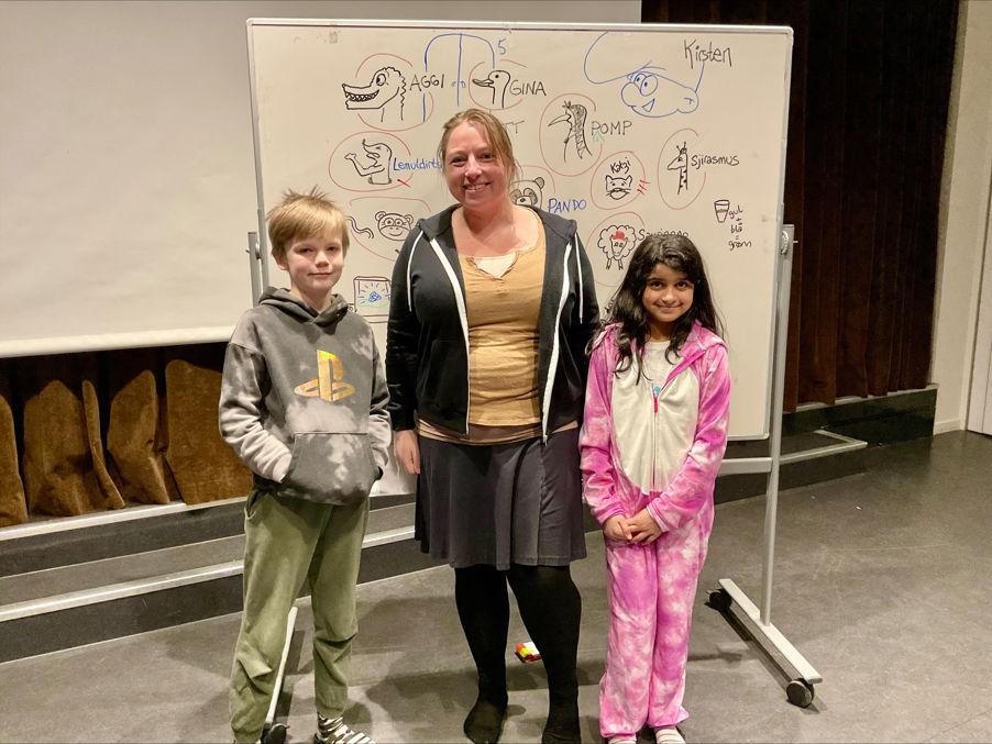 en gruppe mennesker som poserer for kameraet