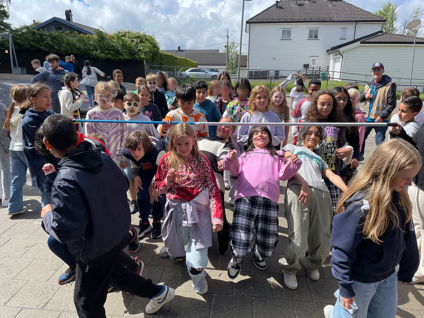 En gruppe mennesker som holder et tau En gruppe mennesker som holder et tau