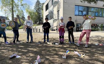 En gruppe mennesker som spiller frisbee