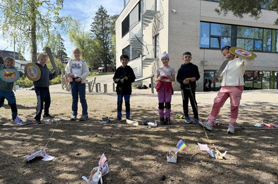 En gruppe mennesker som spiller frisbee