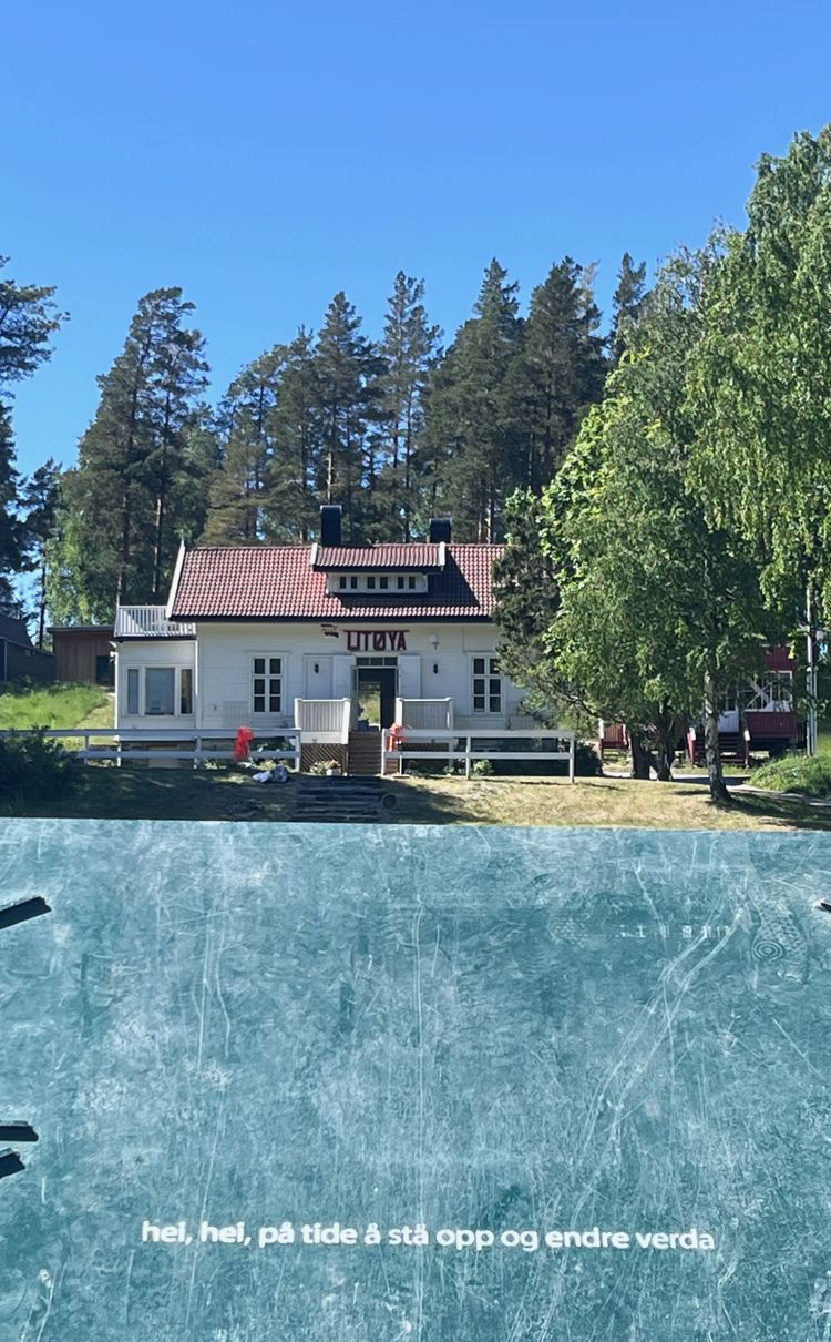 et hus med et basseng foran seg og trær rundt det