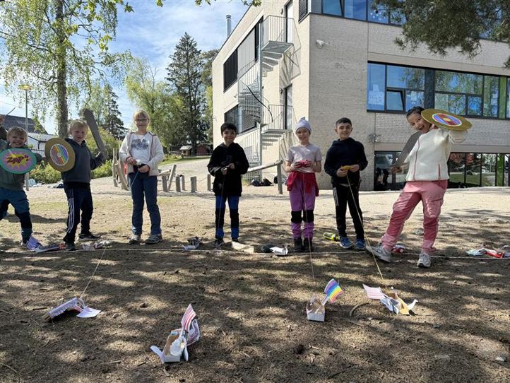 En gruppe mennesker som spiller frisbee