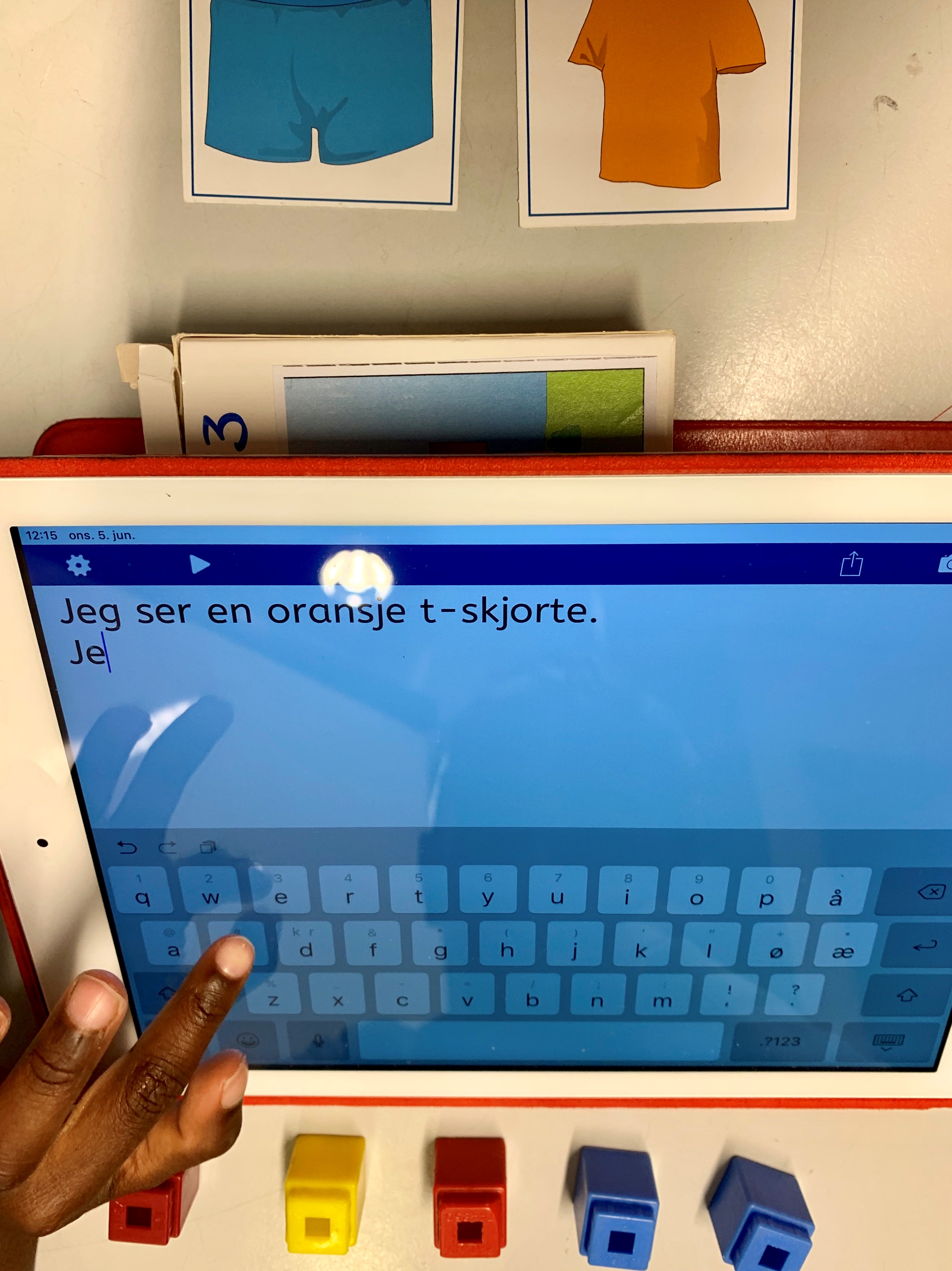 Book Creator kan brukes til mye f.eks. øve på å lage setninger til bilder - en unifixkloss pr ord i setningen.