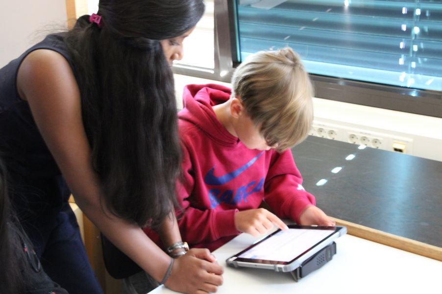 Elevene i 4B fikk god hjelp fra elevene i 7D da de fikk sine læringsbrett.