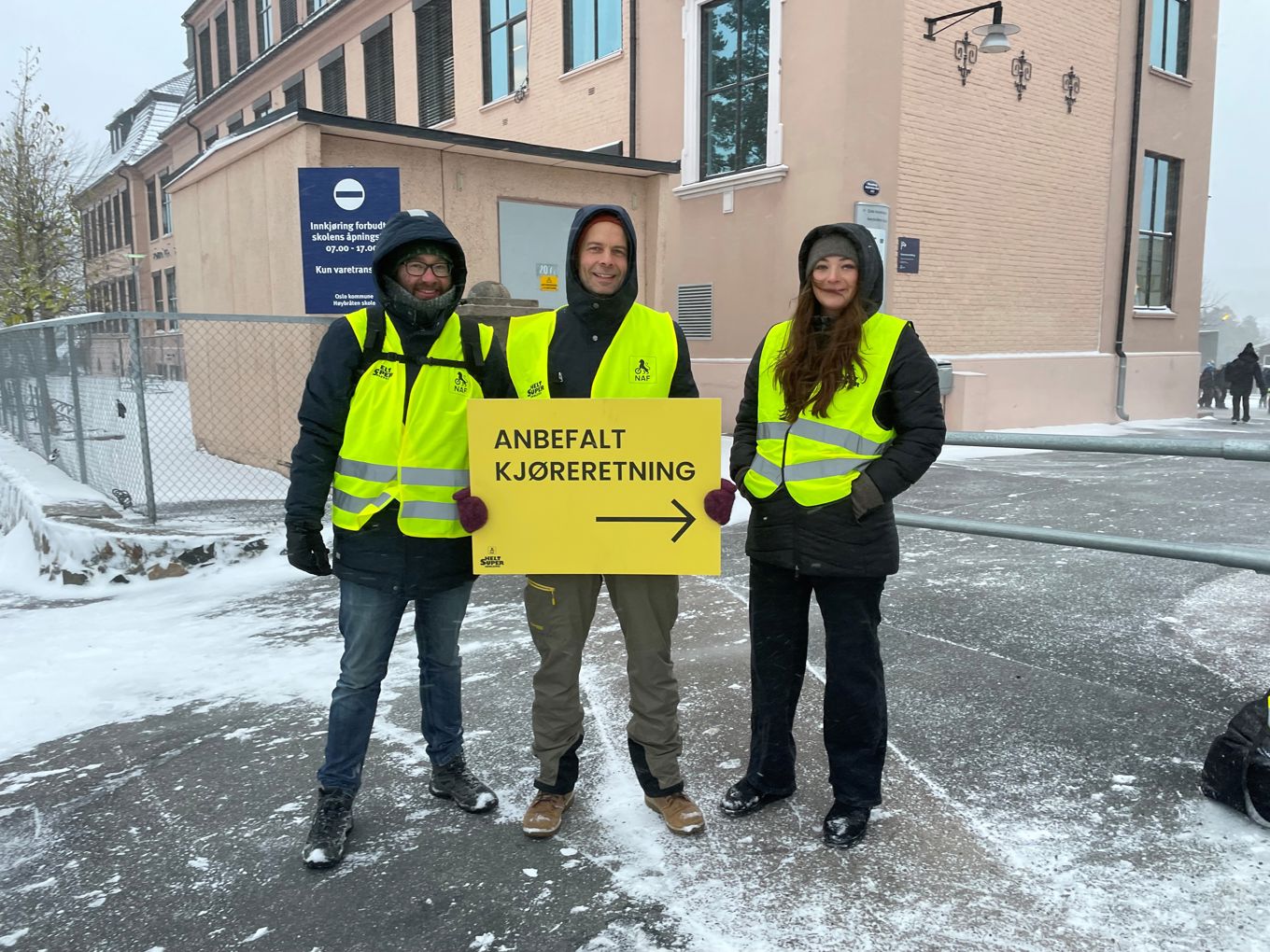 Trafikkvakter fra NAF og FAU-representanter foran skolen