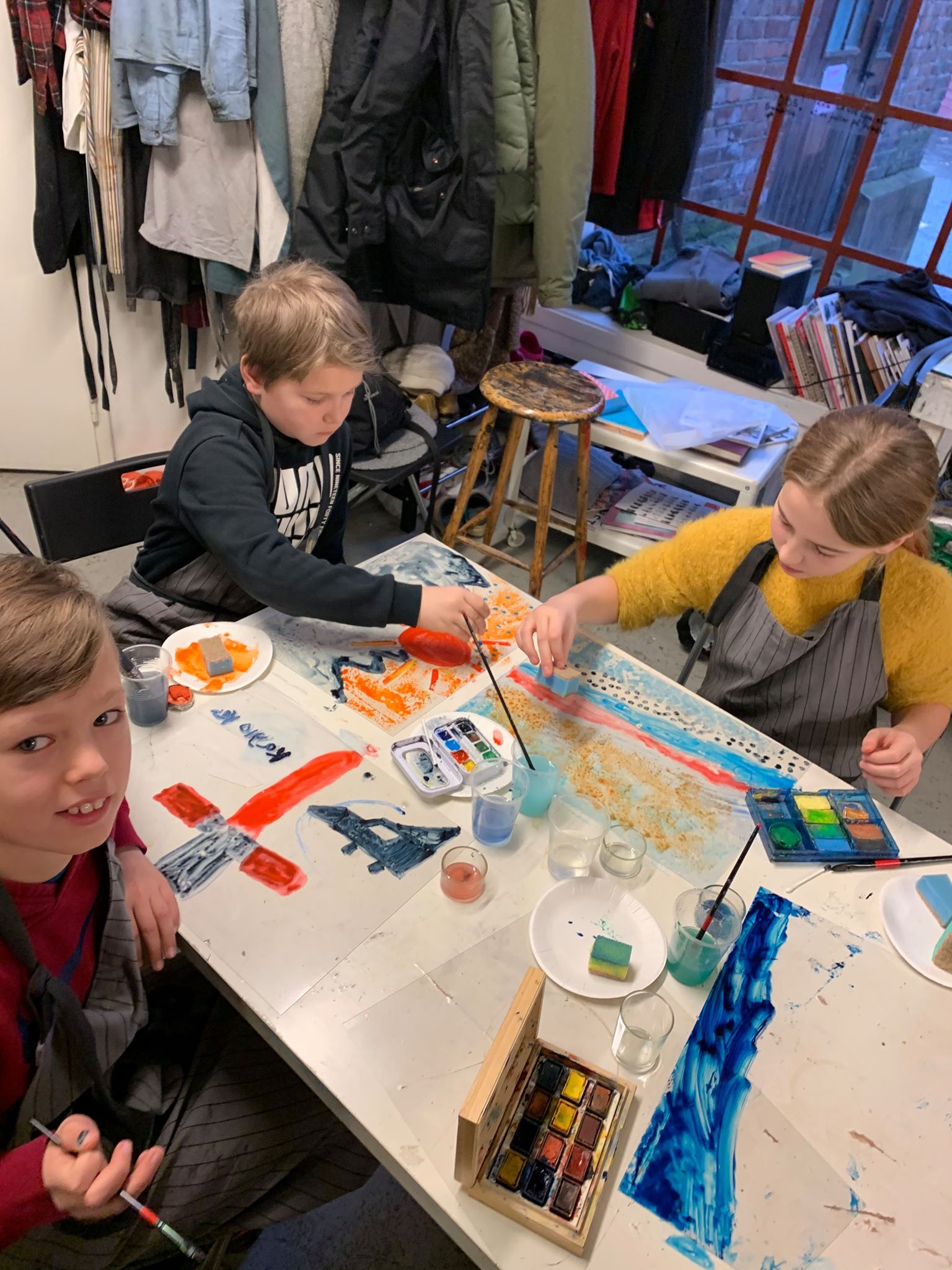 Norske Grafikeres Verksted – vi maler på akrylplater (foto: Hanne)