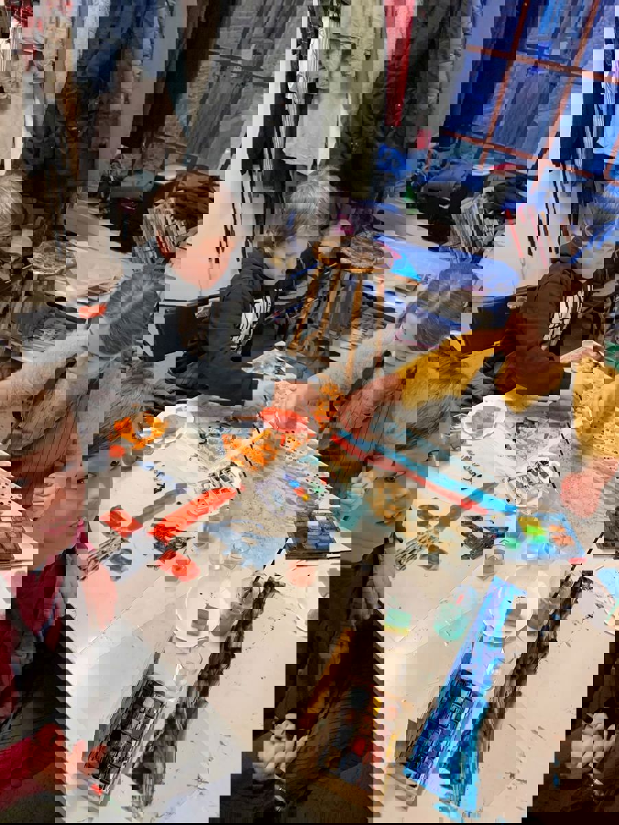 Norske Grafikeres Verksted – vi maler på akrylplater (foto: Hanne) Norske Grafikeres Verksted – vi maler på akrylplater (foto: Hanne)