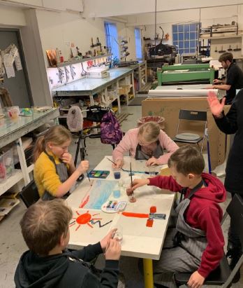 Norske Grafikeres Verksted – vi maler på akrylplater (foto: Hanne)