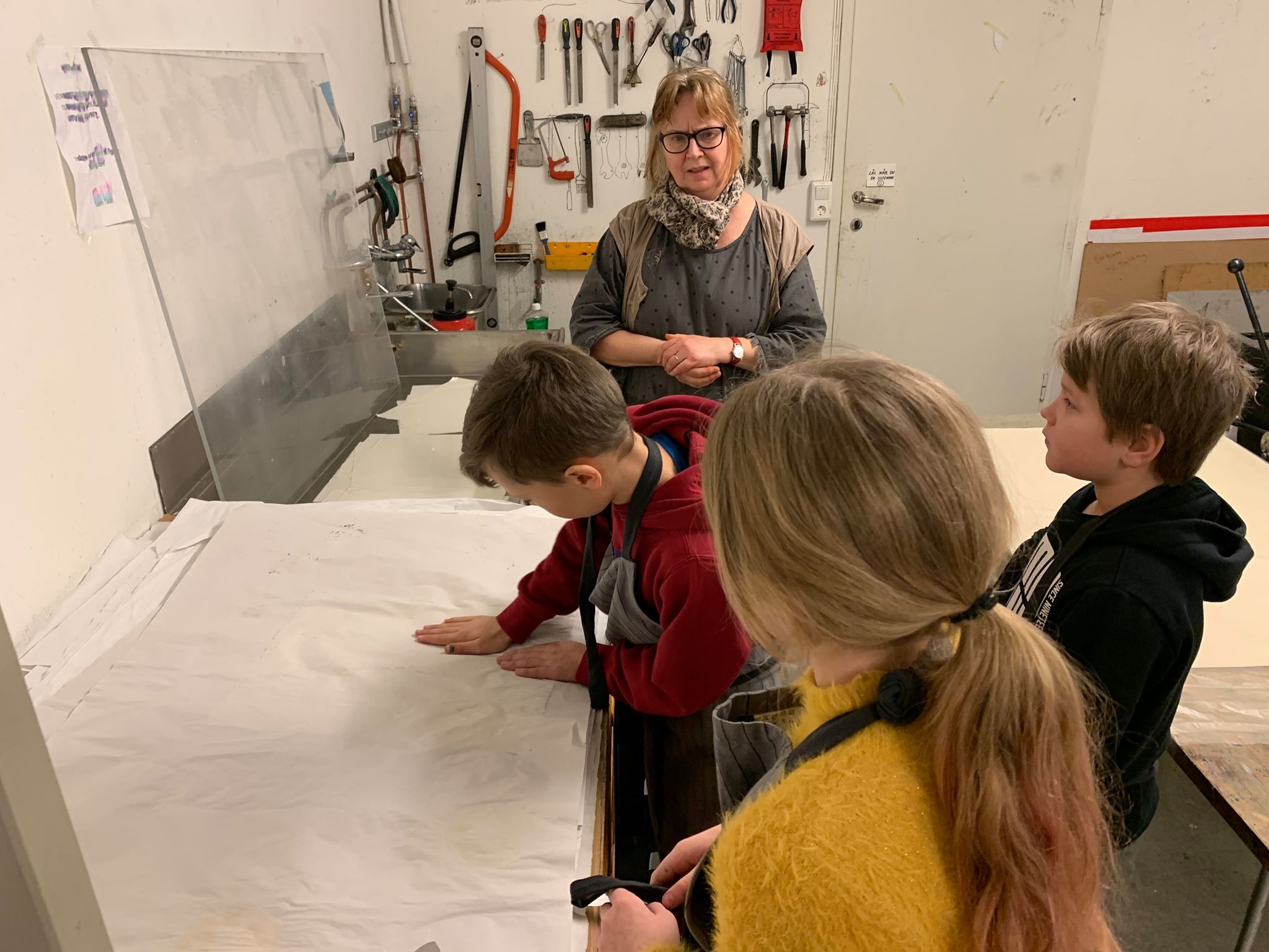 Norske Grafikeres Verksted – vi fukter akvarellark (foto: Hanne)