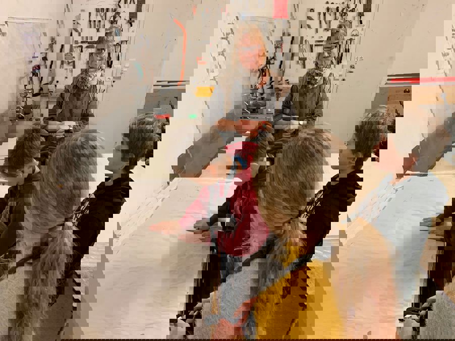 Norske Grafikeres Verksted – vi fukter akvarellark (foto: Hanne) Norske Grafikeres Verksted – vi fukter akvarellark (foto: Hanne)