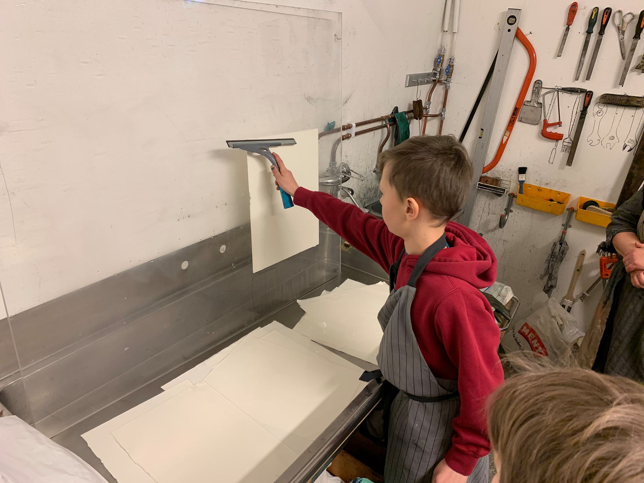 Norske Grafikeres Verksted – vi fjerner overflødig væske (foto: Hanne)