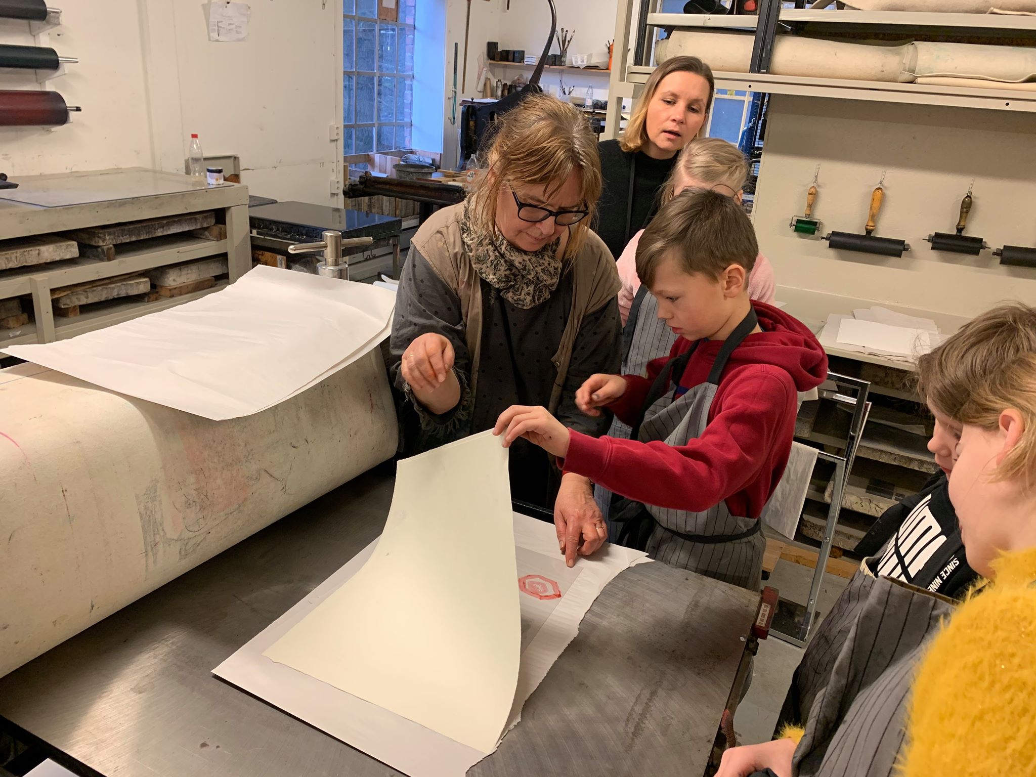 Norske Grafikeres Verksted – klargjøring for trykk (foto: Hanne)