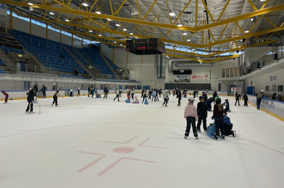 En gruppe mennesker på en skøytebane