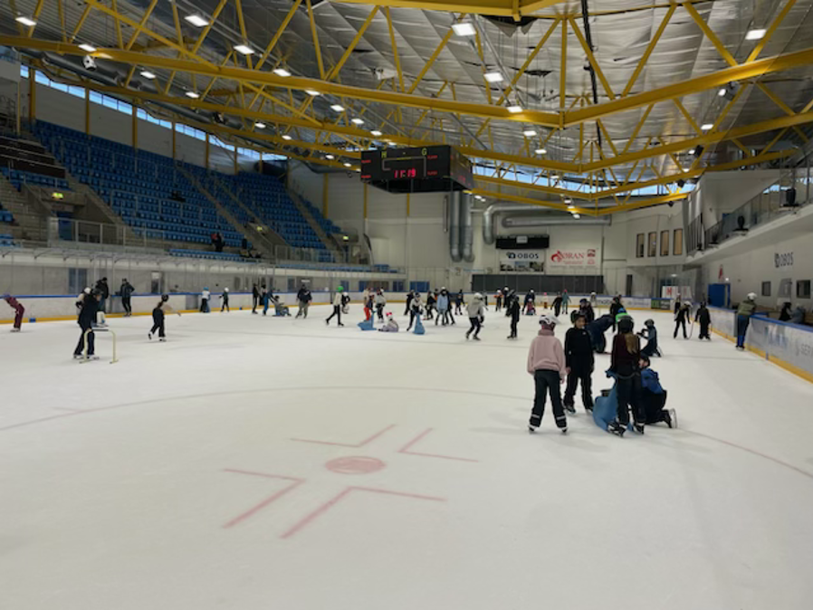 En gruppe mennesker på en skøytebane