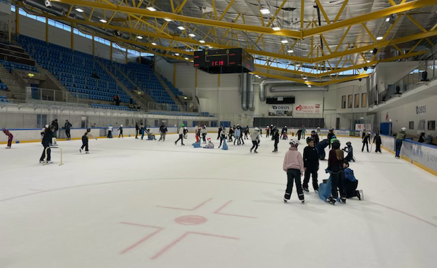 En gruppe mennesker på en skøytebane En gruppe mennesker på en skøytebane