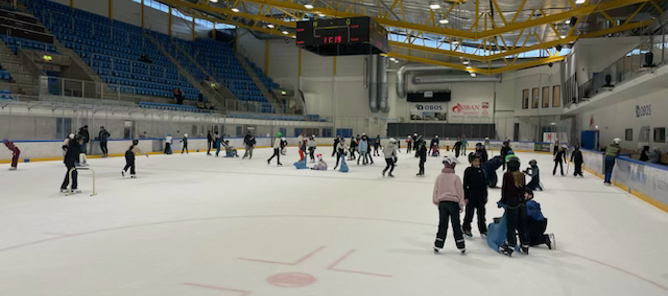 En gruppe mennesker på en skøytebane En gruppe mennesker på en skøytebane